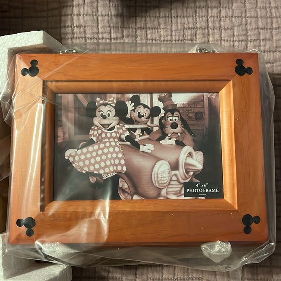 Disney parks three wood/charm 4 x 6 frame.
Brand new inbox - Picture 2 of 5